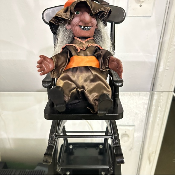 TESTED~ANIMATRONICS~Witch Rocking In Chair~12" TALL~Battery Operated~WORKS - Picture 3 of 6